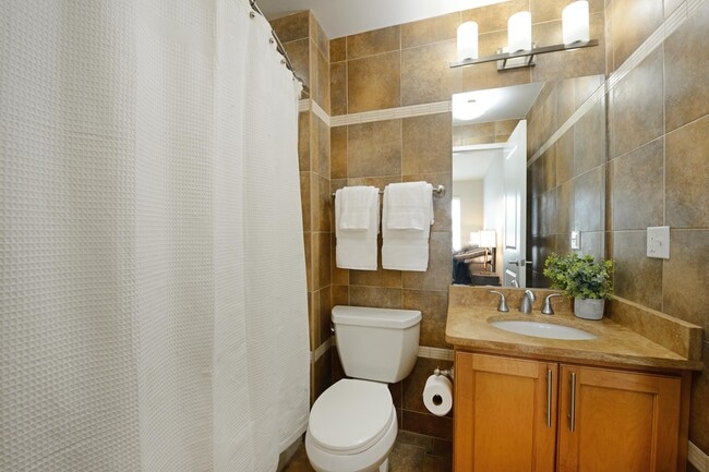 Building Photo - 619 Adams St