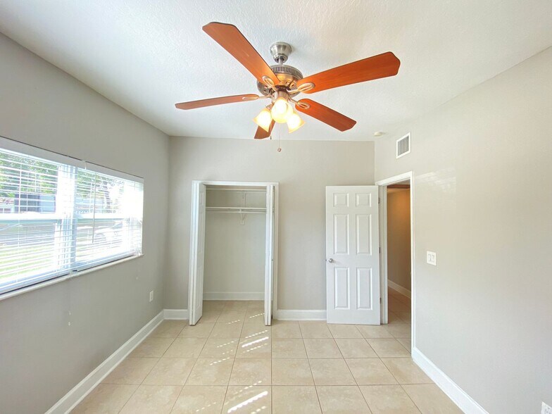 Building Photo - Available Now! 2/2 Bungalow near Downtown