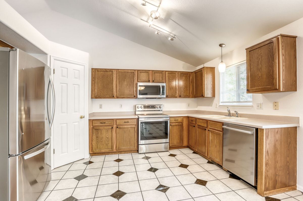 Building Photo - 1633 Deerwood Dr