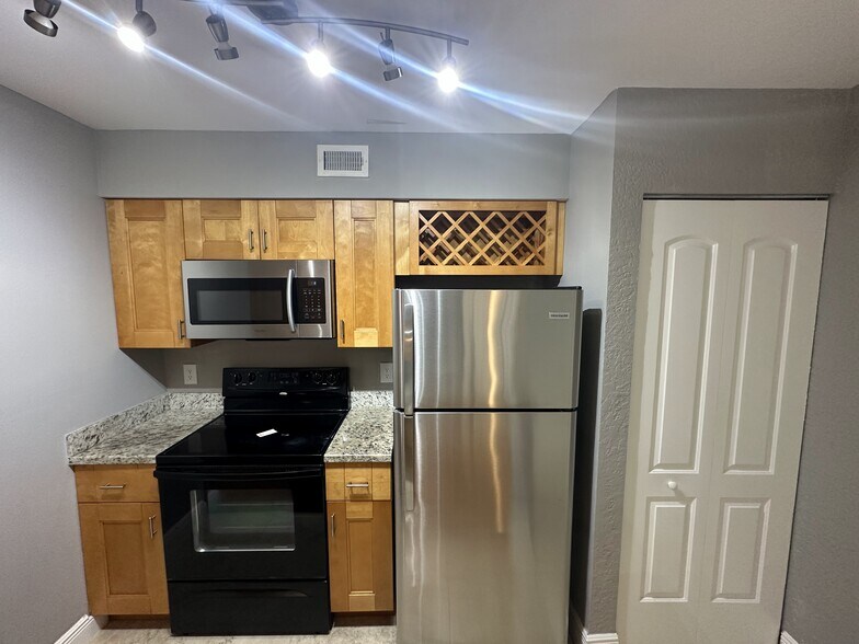 Primary Photo - 2820 N Oakland Forest Dr