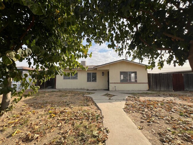 Building Photo - This cute home won't last long with a new ...