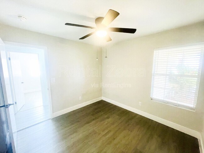 Building Photo - 423 El Portal Ct