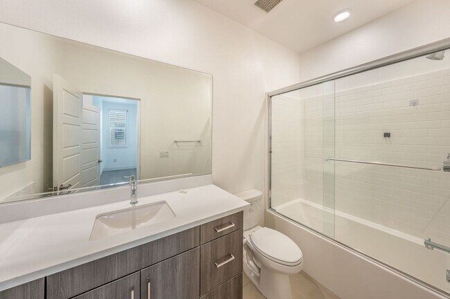 Building Photo - 216 Paramount