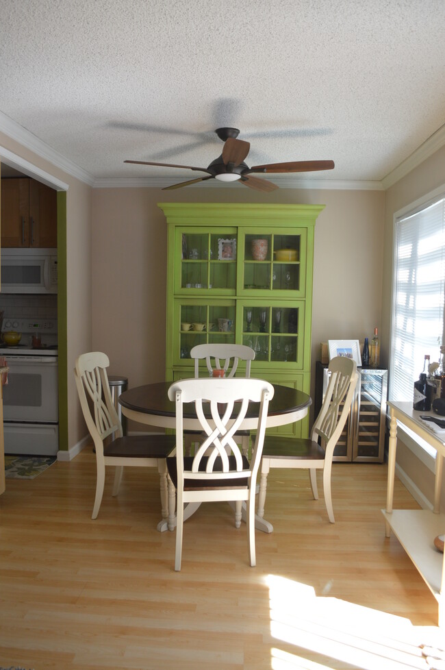 dining area - 816 N Delaware St