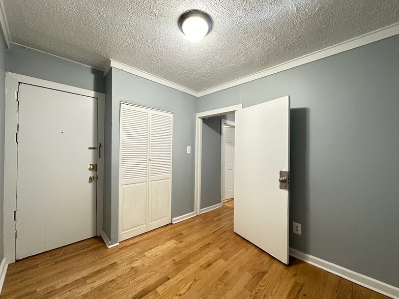 Building Photo - 5668 N Ridge Ave