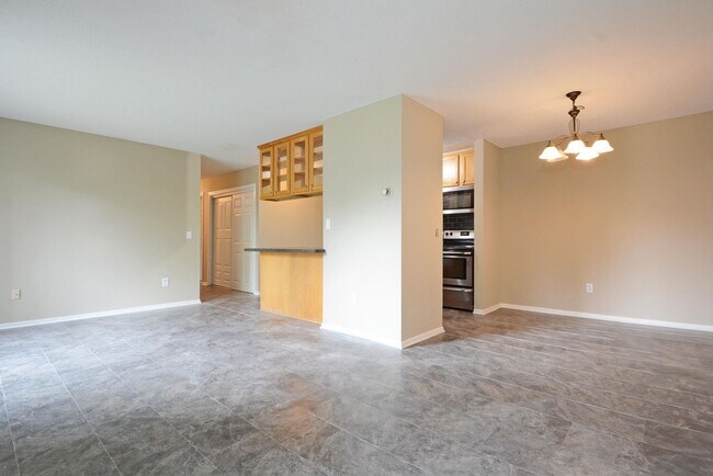 Building Photo - Spacious 3-Bed 1-Bath Condo For Rent in Eagan!