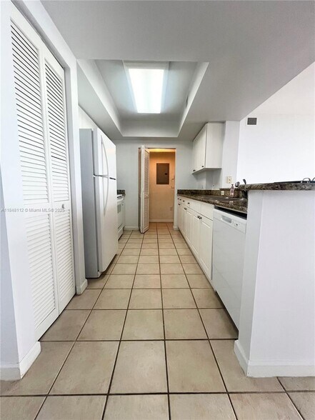 Building Photo - 19501 W Country Club Dr