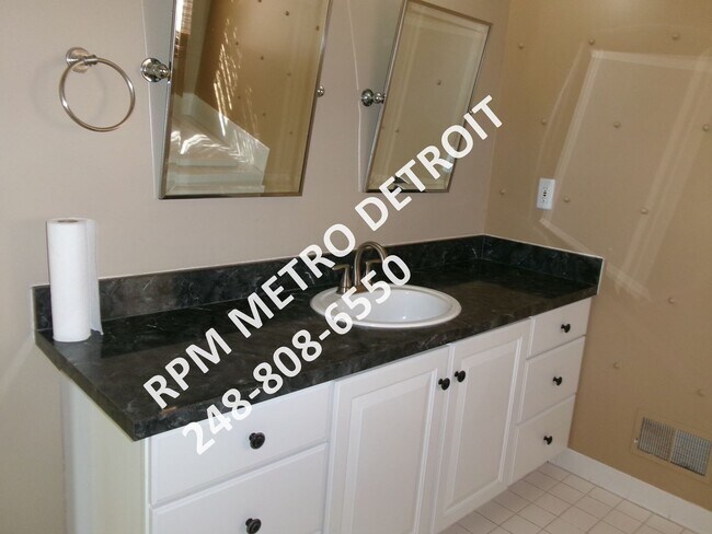 Building Photo - SPACIOUS HOME IN BROWNSTOWN