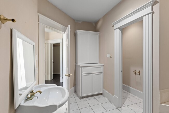 Master bathroom - 515 W 17th St