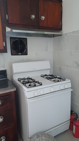 Building Photo - 33 Center St