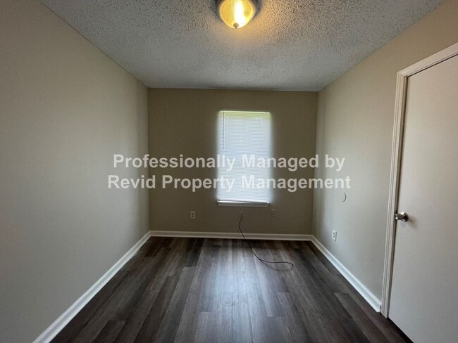 Building Photo - Charming 3 Bedroom Home!