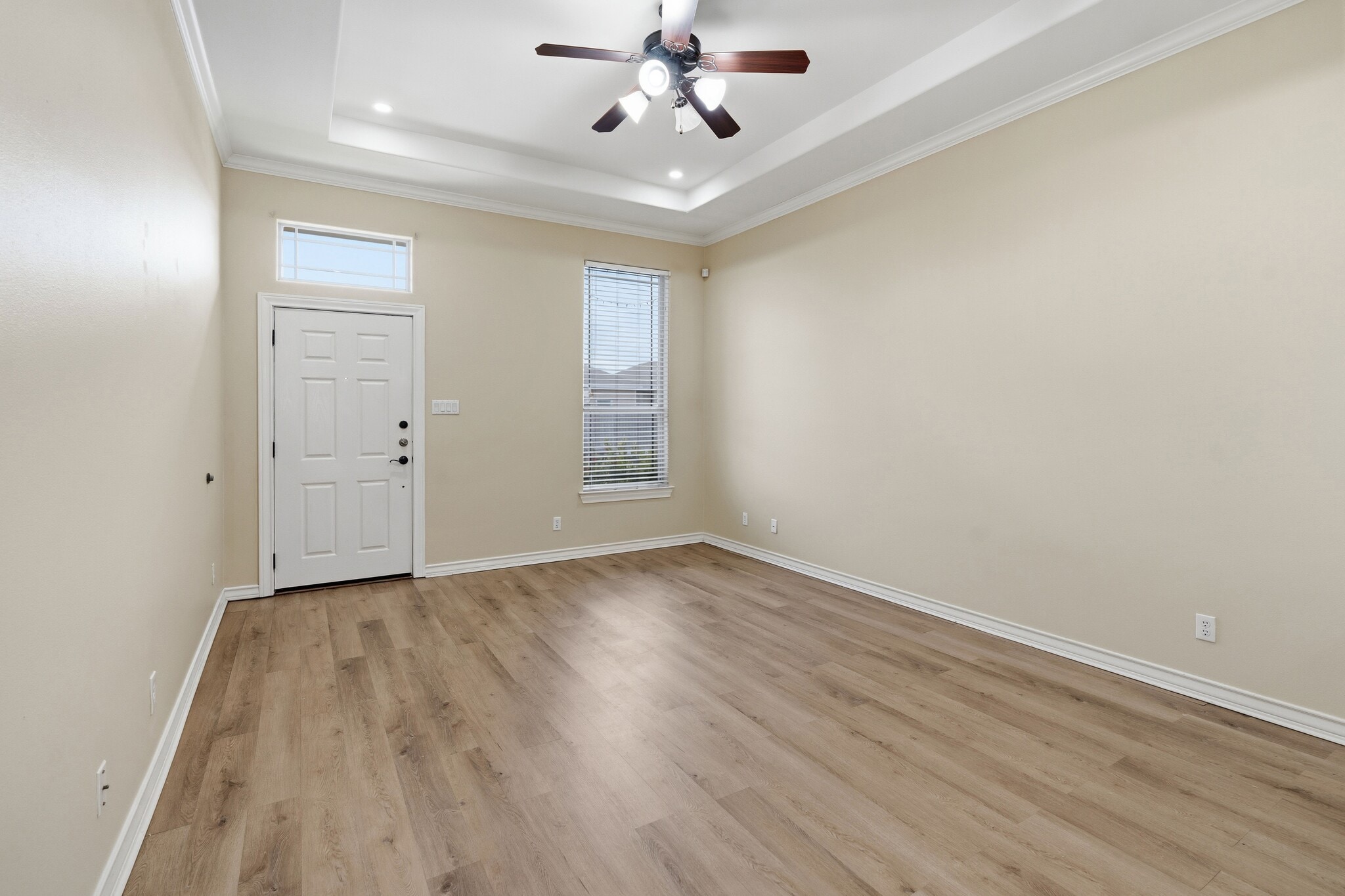 Building Photo - 722 Wellington Ave