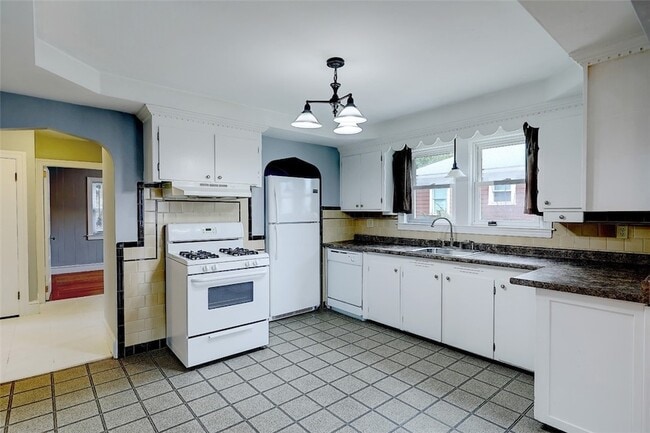 Building Photo - 157 Sandringham Ave