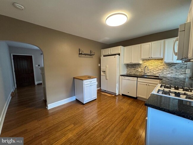 Building Photo - 317 W 4th Ave