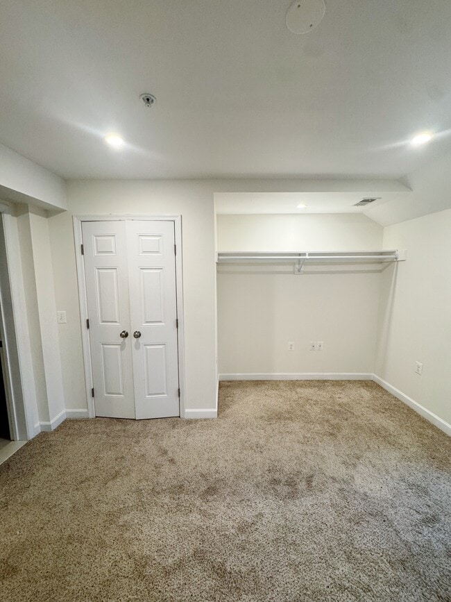 Building Photo - 2242 Ontario Rd NW