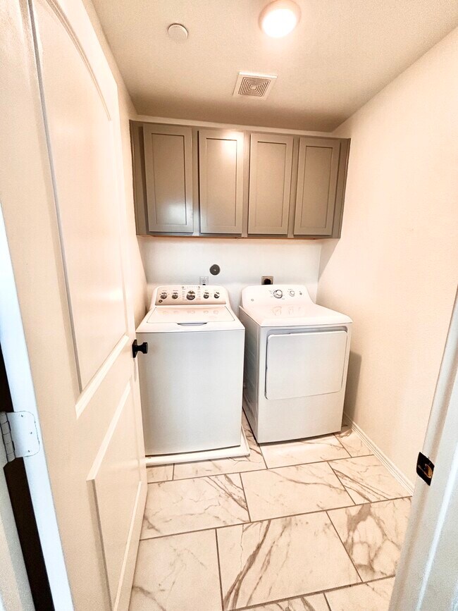 Building Photo - 2830 Scanlan Mdw