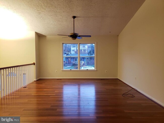 Building Photo - 724 Hillcrest Dr