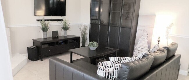 Building Photo - Beautiful  Furnished 1/1 condo x Rent  in Winter Park Next to Full Sail University !