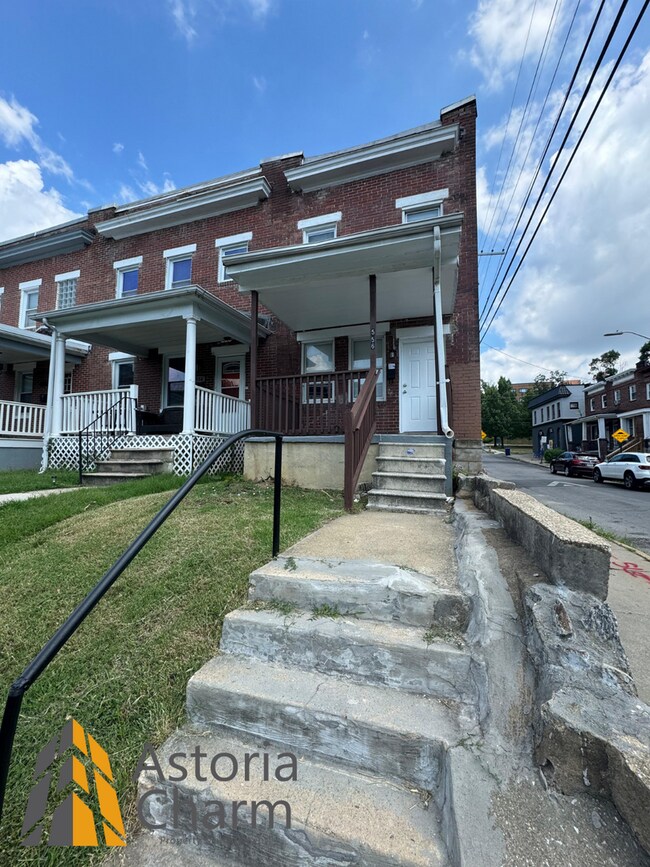 Building Photo - End Unit 3 Bedroom Home with Deck and Yard
