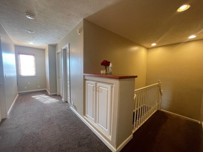 Building Photo - Bellevue Home For Rent!