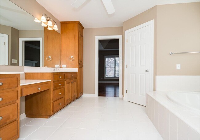 Building Photo - Waterfront Community Estate Home at Sterli...
