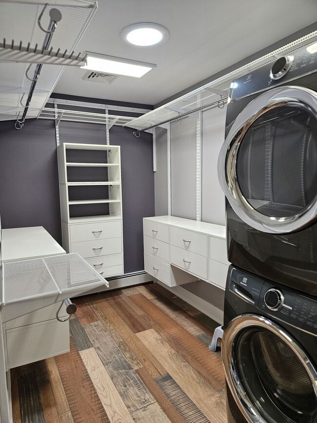 Building Photo - 3 Bedroom  Available June 8th  2026