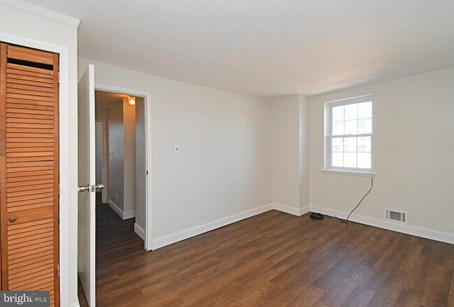 Building Photo - 1554 N Lawrence St