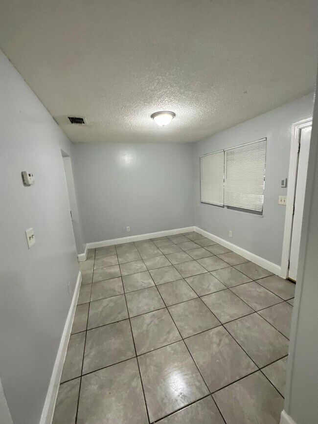 Building Photo - Fully Renovated 3/1 Single Family Ready for Move In!!!