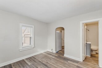 Building Photo - Cozy Home!! Only a few minutes from the downtown area!