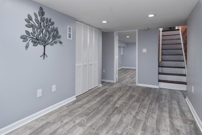 Building Photo - 525 S East Ave