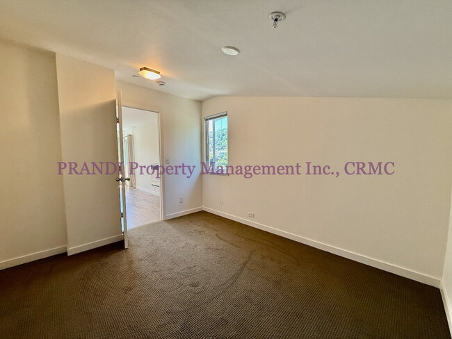 Building Photo - Top Floor Unit With Bonus Room in Gerstle ...