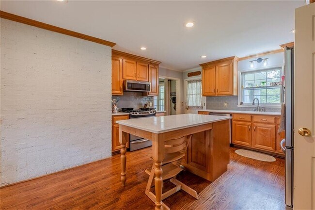 Building Photo - 227 W Lakeshore Dr