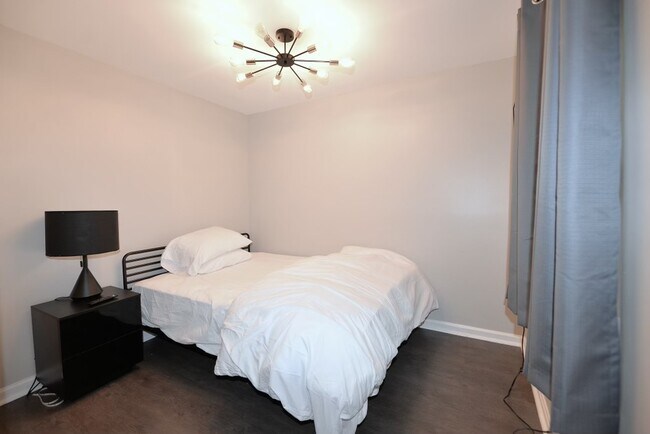 Building Photo - 912 Charlotte St