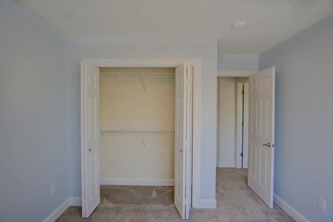 Building Photo - 3 Bed / 2.5 Bath.  Pet Friendly. Garage.