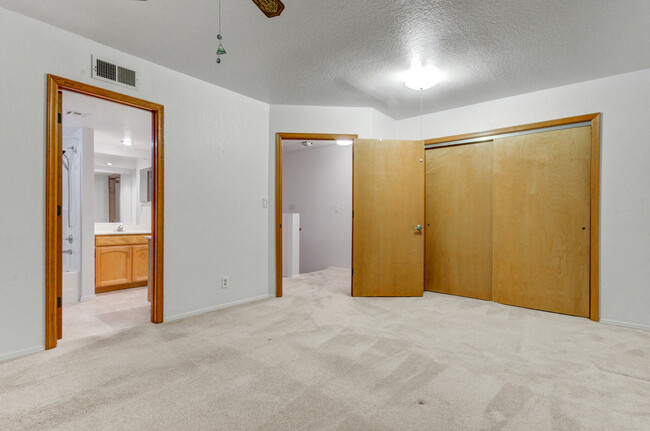 Building Photo - 1238 E Vogel Ave