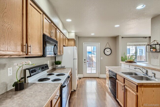 Building Photo - Fantastic 3 bed, 2.5 bath Townhome in Univ...