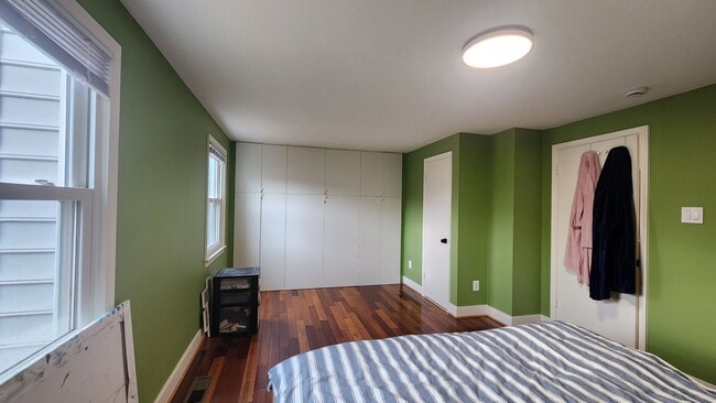 Building Photo - Beautifully Remodeled  End-Unit Townhome