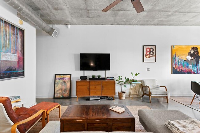 Building Photo - 1212 E Whiting St