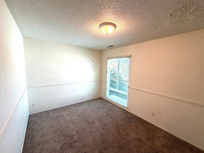 Building Photo - 615 11th St