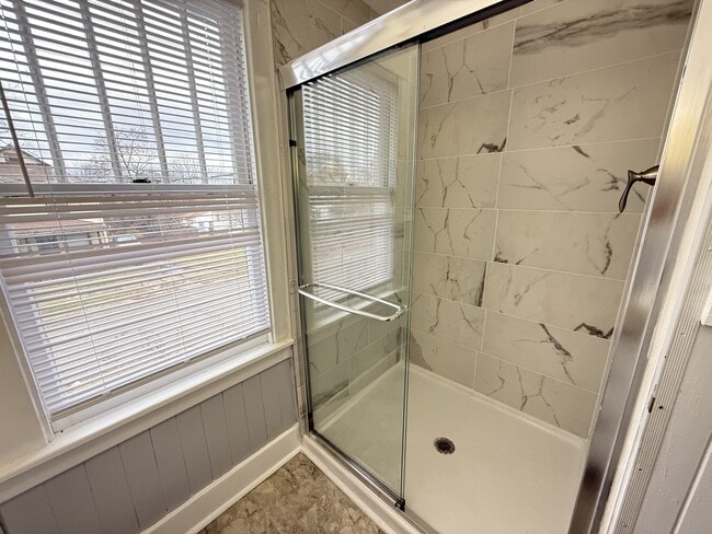 Building Photo - 1528 Vermont Ave