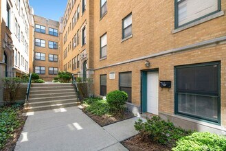 Building Photo - Two Bedroom in South Shore