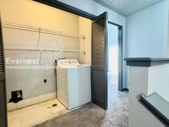 Building Photo - 1327 S Lawton Ave