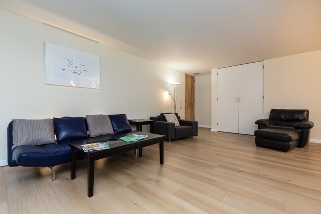 Building Photo - 3200 6th Ave