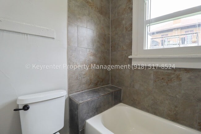 Building Photo - N Rosedale Ave Triplex