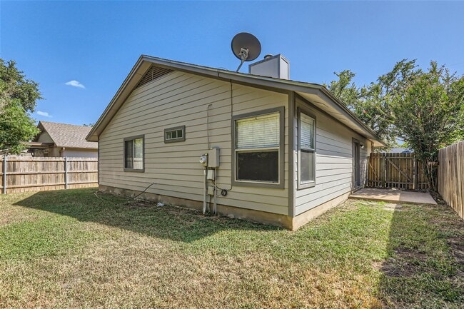 Building Photo - Charming 3/2/2 with Private Fenced Backyard!