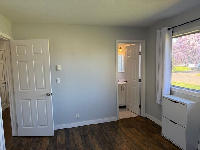 Building Photo - Updated 3 bedroom 1.5 bathroom house in Springfield!