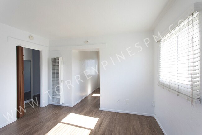 Building Photo - 1 BR Cottage in OB w/ Garage ~ W/D Combo i...