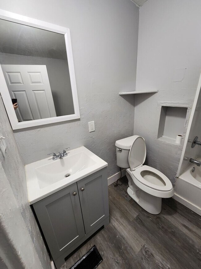 Building Photo - Large 3 Bedroom Home For Rent on Kimberly