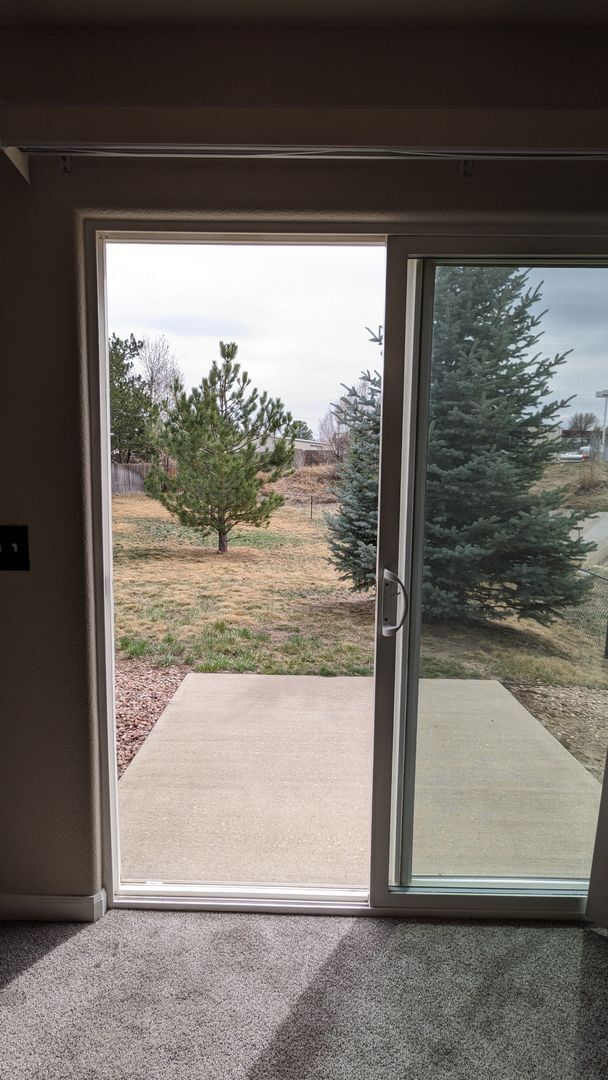 Building Photo - 3 BED/2.5 BATH END UNIT TOWNHOME W/PATIO & 2-CAR GARAGE!