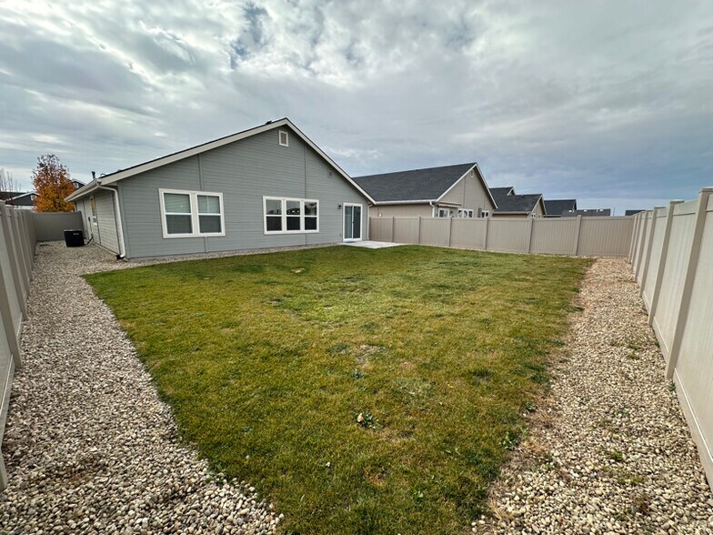 Building Photo - 11398 W Belgrave St